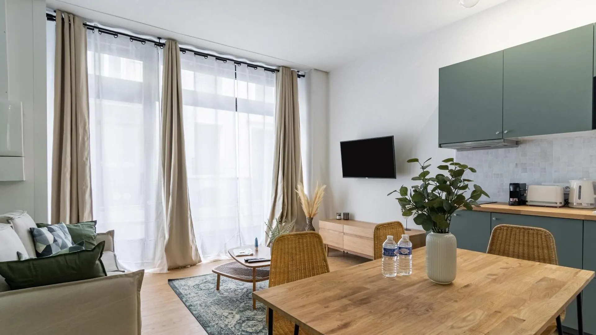 Relax In On Old Art Galery Apartment Paris