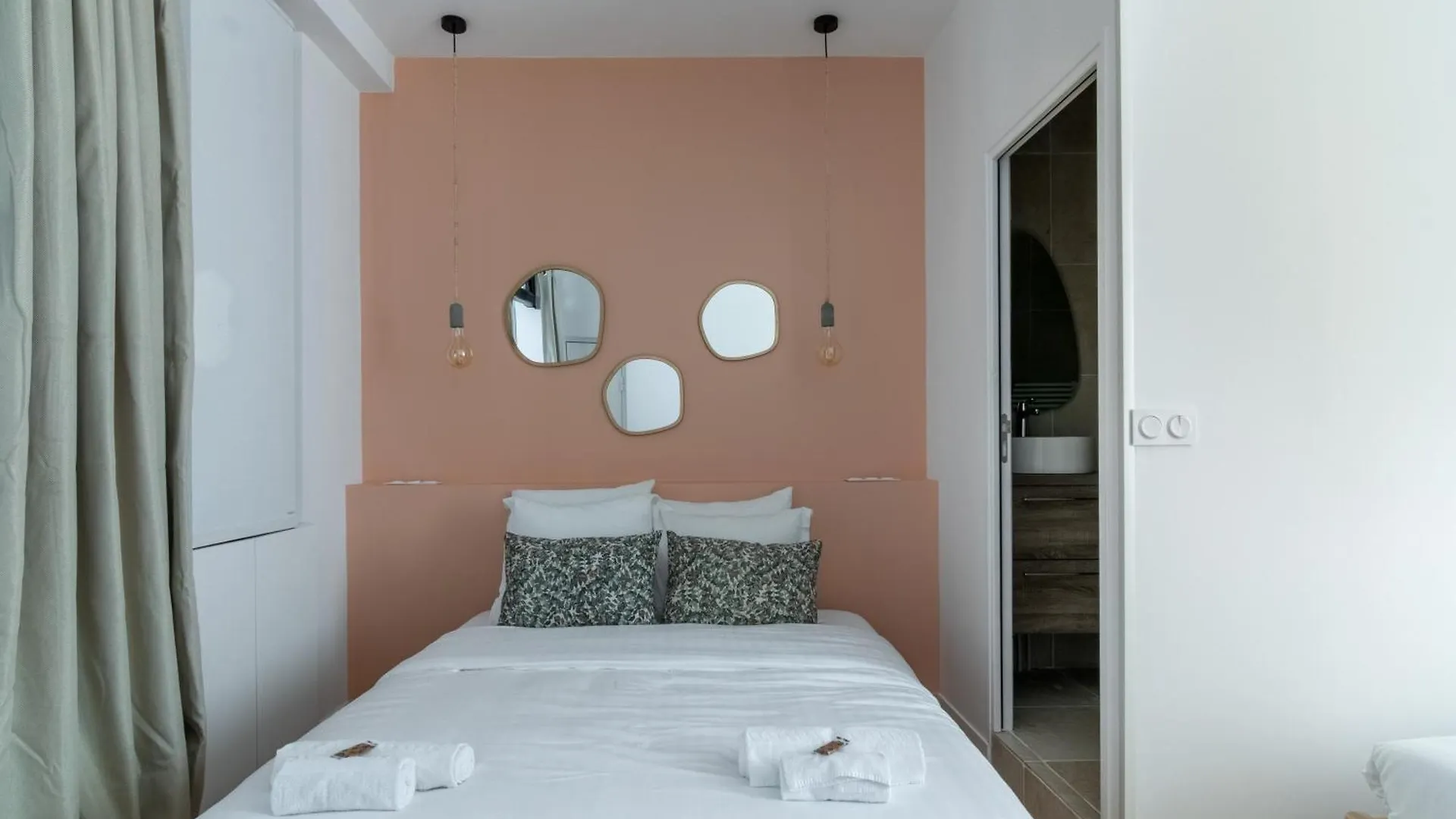 Relax In On Old Art Galery Apartment Paris France