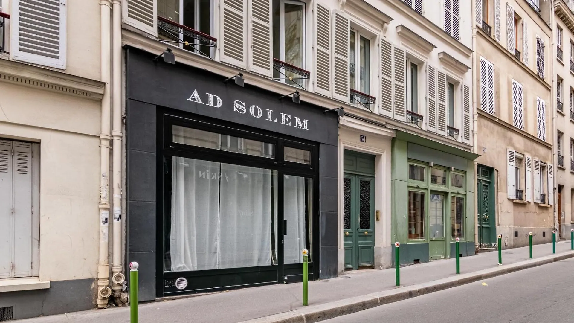 Relax In On Old Art Galery Apartment Paris France