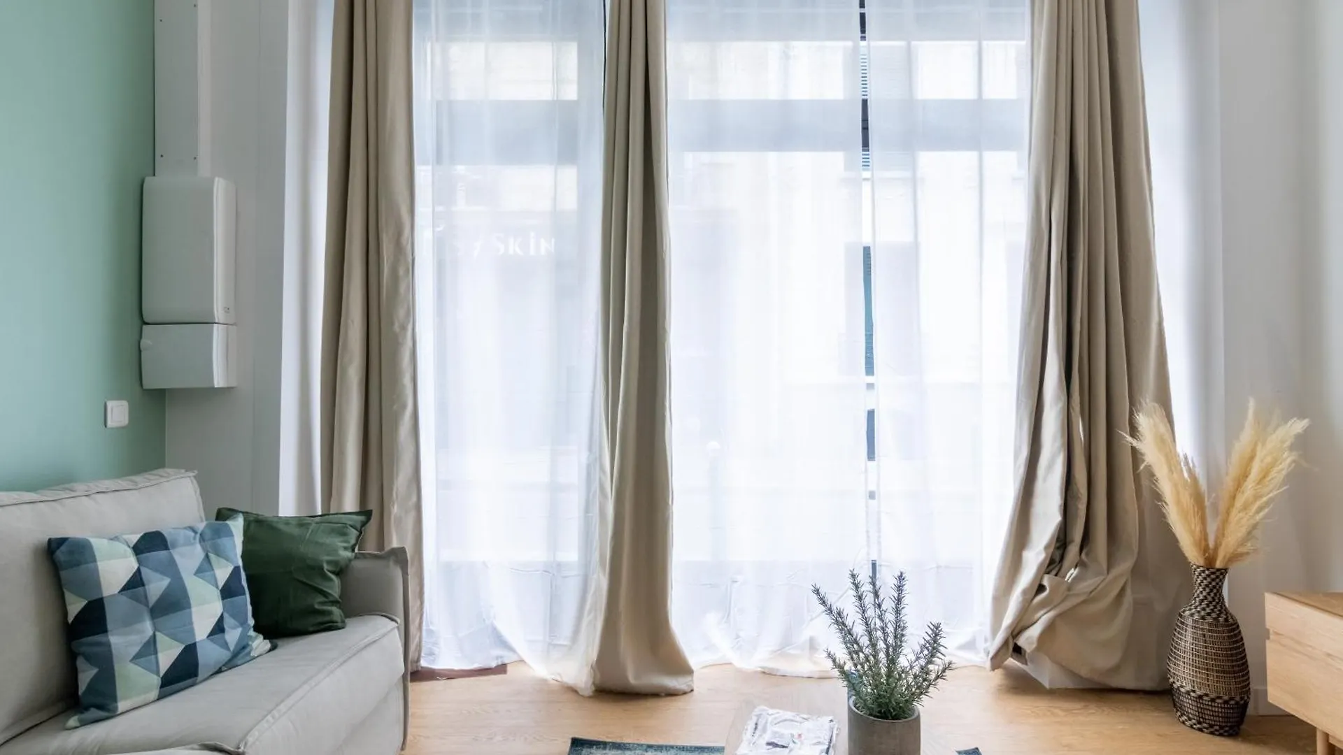Relax In On Old Art Galery Apartment Paris