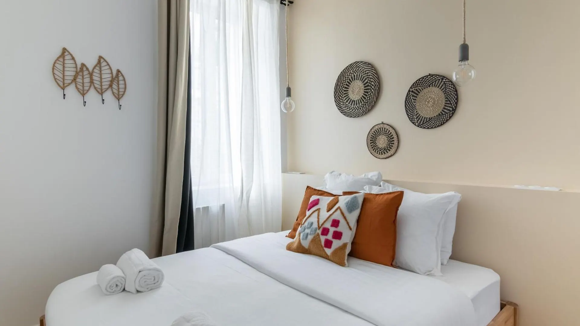 Relax In On Old Art Galery Apartment Paris