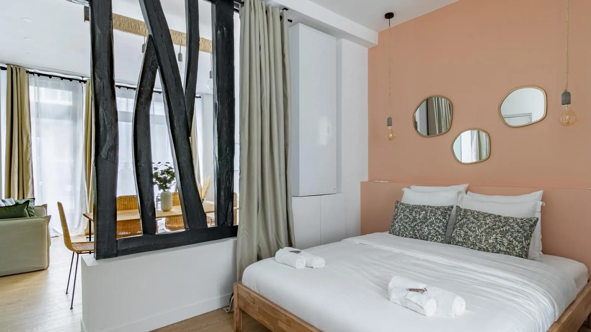 Relax In On Old Art Galery Apartment Paris